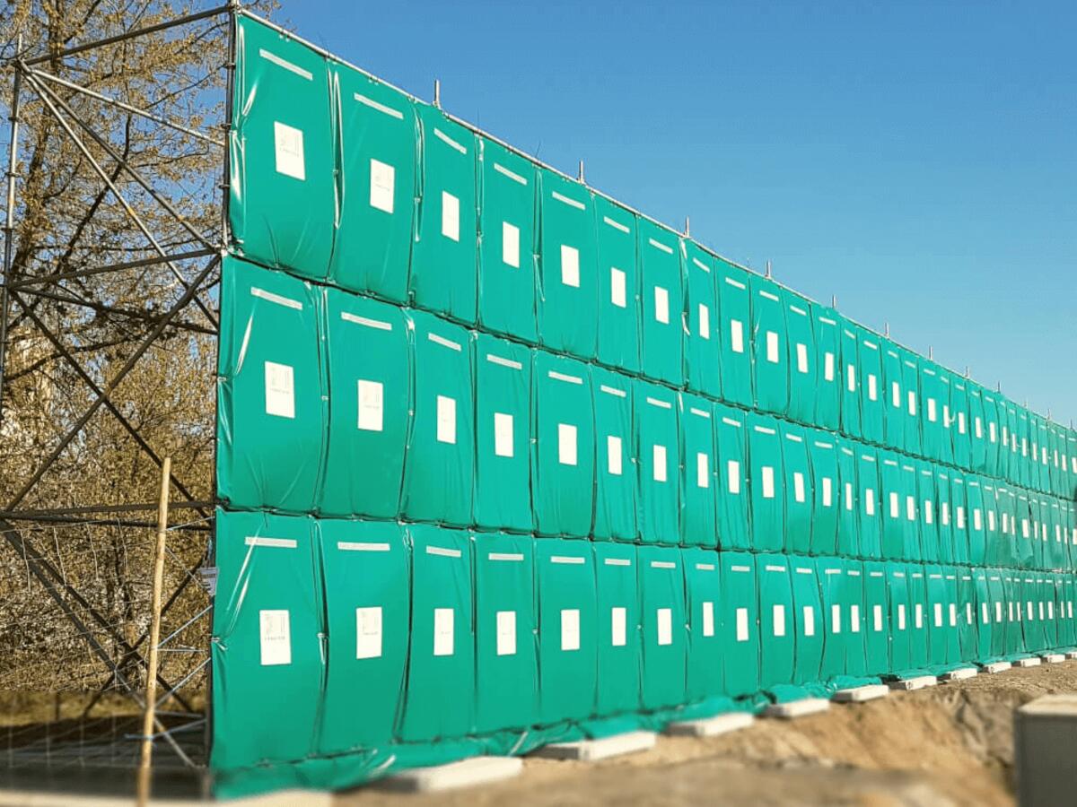 Noise barrier made of Exnoiser mats