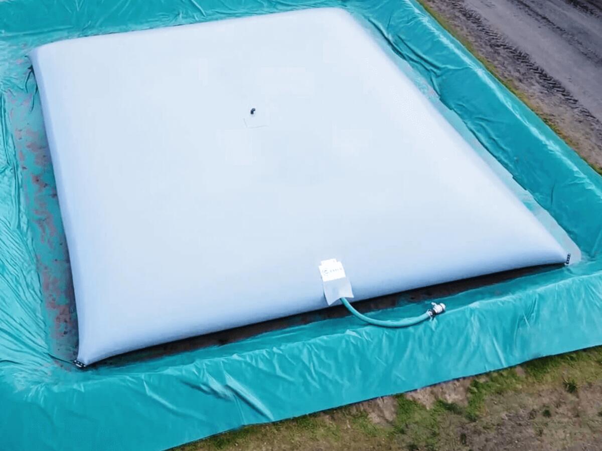 Flexible UAN tank