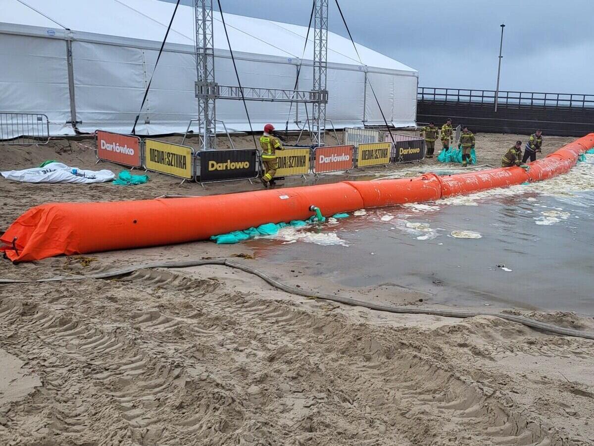 Mobile flood barrier during high water