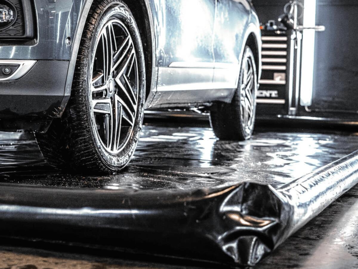 Detail of the inflatable edge of the wash mat